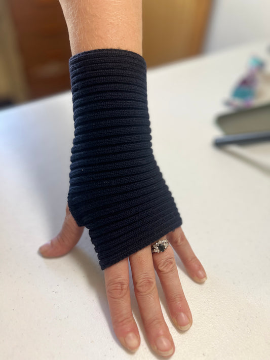 Get knitted upcycled fingerless mitten navy 
